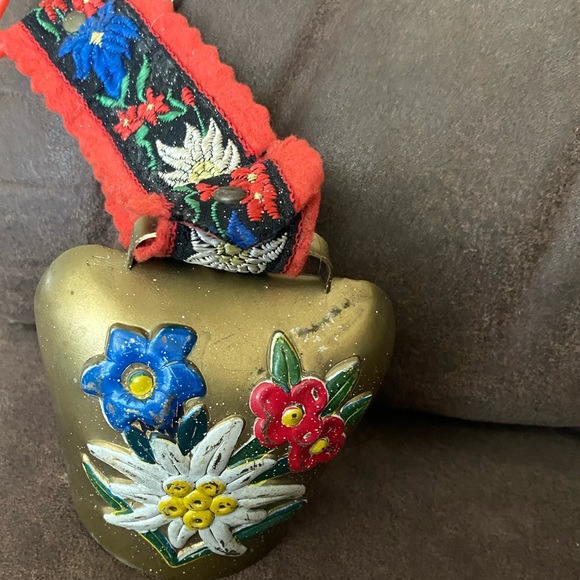 Vintage BRASS COW BELL Hand-Painted Flowers, Decorative Strap Switzerland - Picture 2 of 9
